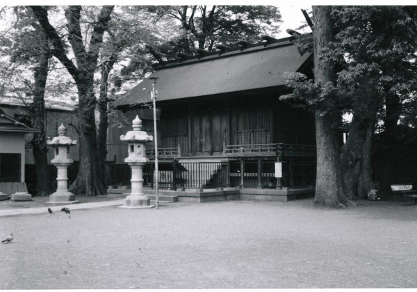 二子神社拝殿の写真。手前に石灯籠が２つ立っている