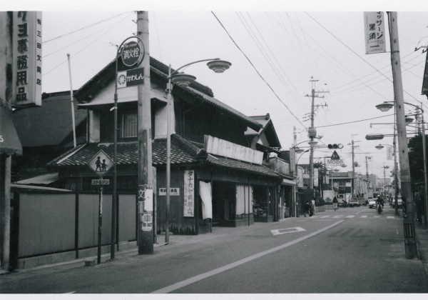 大山街道を手前に田中屋の店全体を写した写真。蔵造りという建築様式の建物。